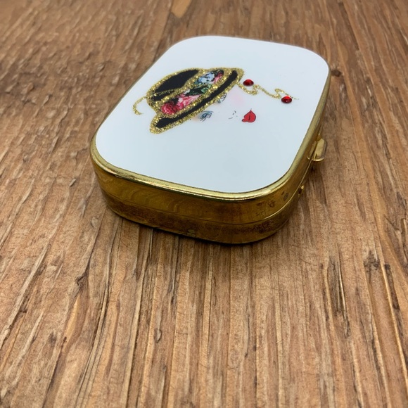 Art Deco Vintage Woman's Face Gold Tone Pill Case - Picture 3 of 8